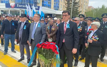 В честь Дня Победы делегация университета имени Ш. Уалиханова под руководством ректора Марата Кадировича совершила торжественный визит к Памятнику Победы