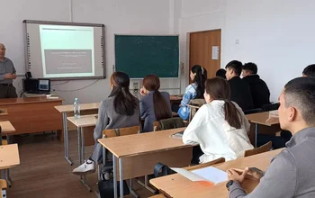 АҚШ-тан келген профессор Ualikhanov University ғалымдарына дәріс беріп жүр