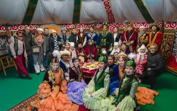 Сегодня, в день праздника Наурыз, университет имени Ш. Уалиханова вновь поднял знамя традиций, построив свою юрту в самом сердце города, среди других юрт